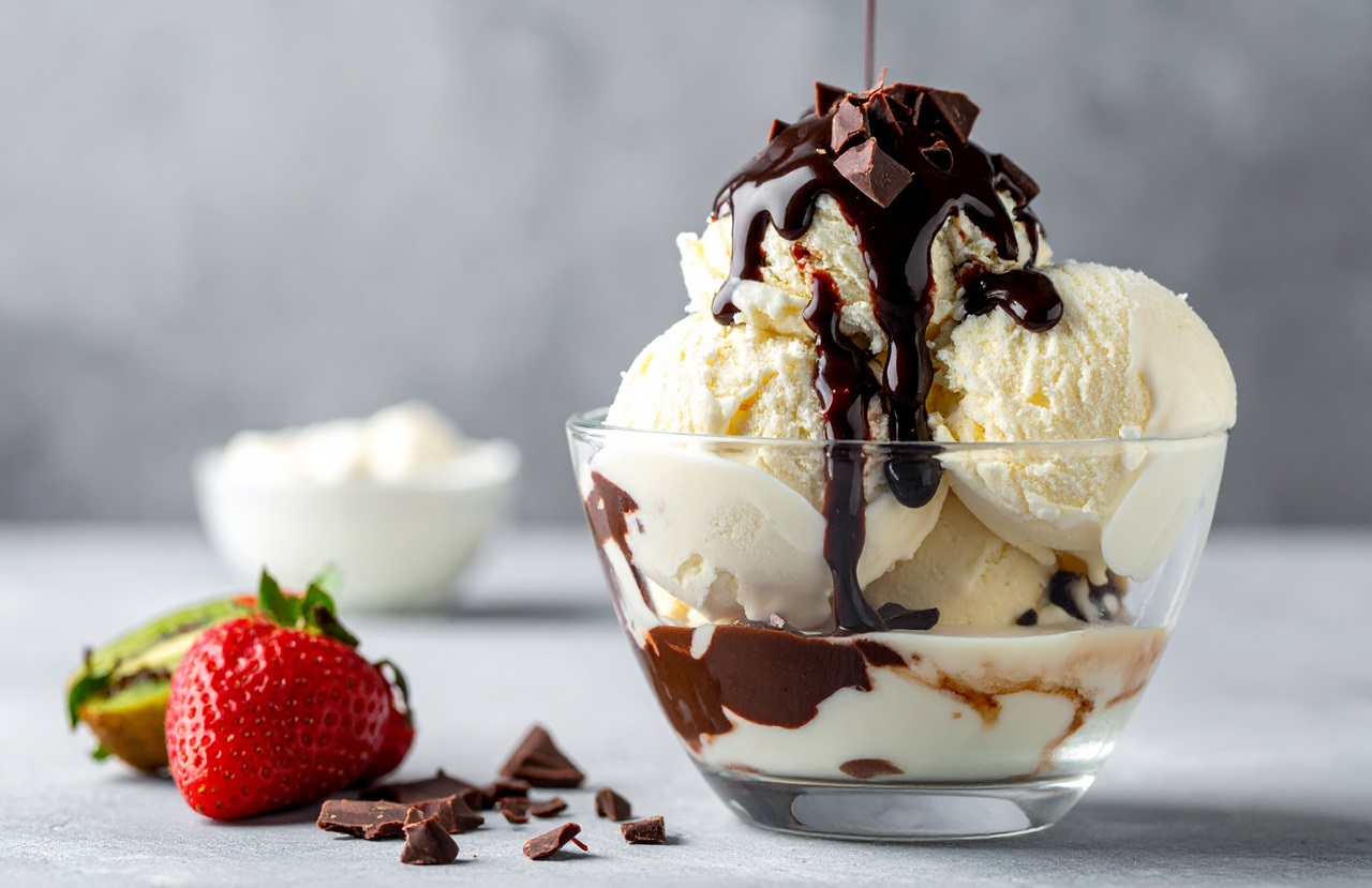 Vanilla,Ice,Cream,Scoop,With,Chocolate,Sauce,Served,In,Glass