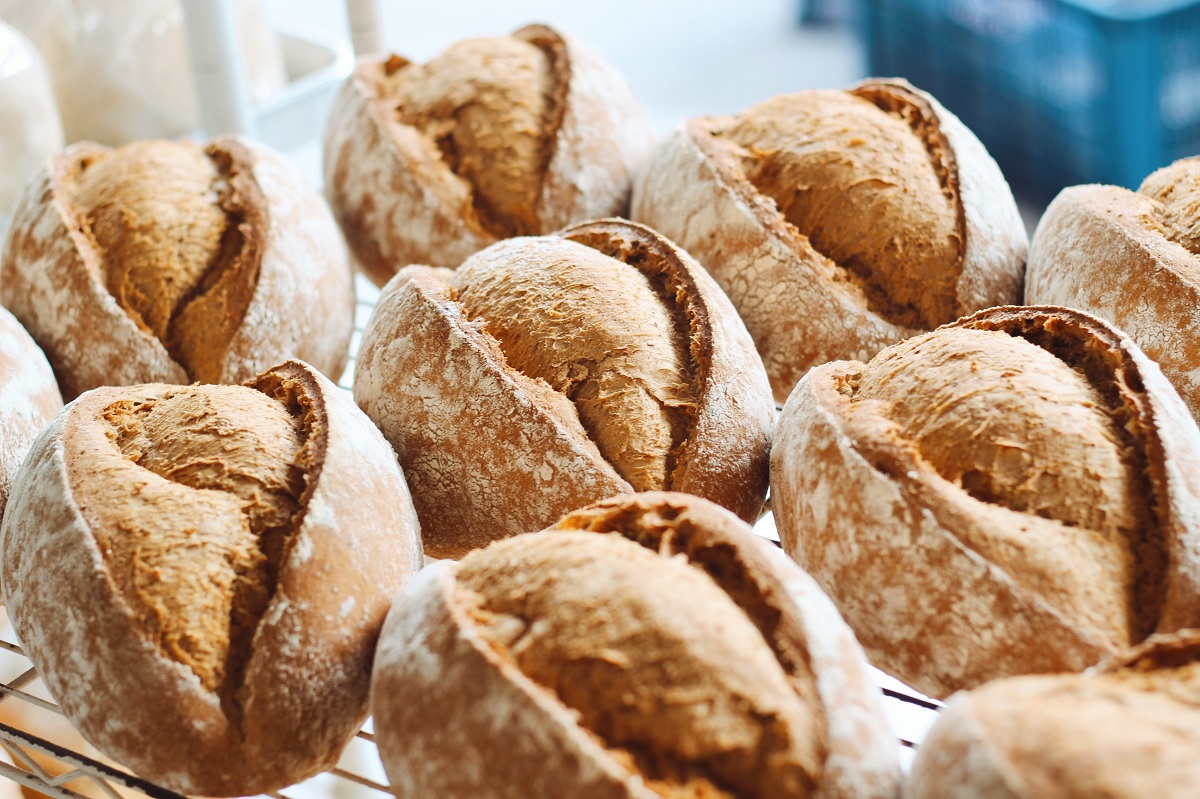 Artisan,Rustic,Bread,Loaves,On,Display,In,A,Bakery