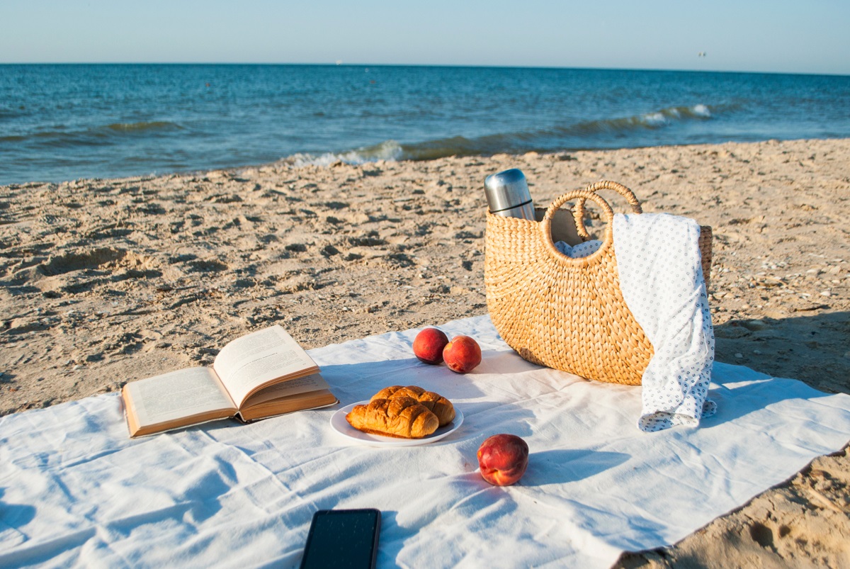 Cozy,Atmospheric,Picnic,At,The,Seaside,With,Fresh,Croissants,And