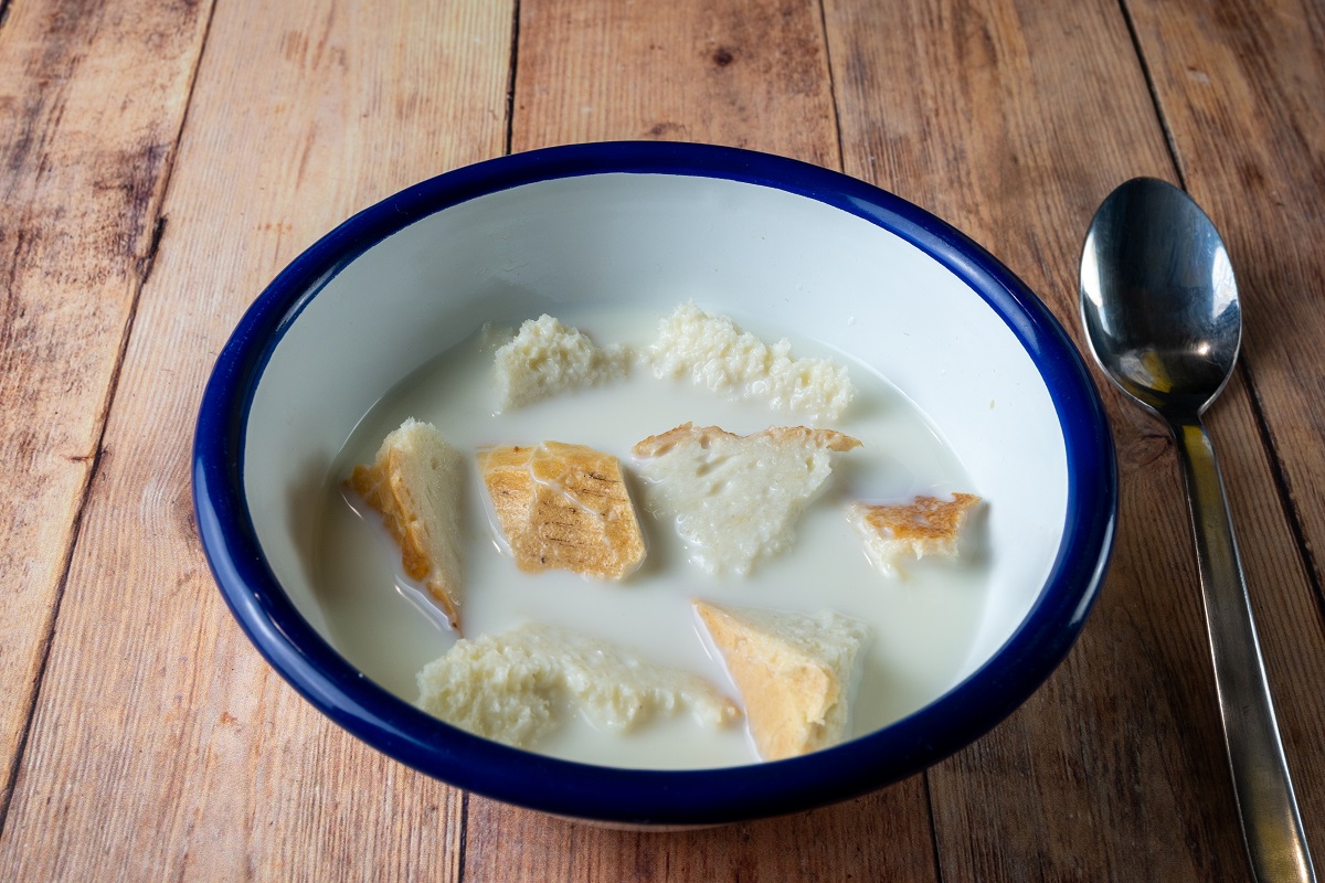 Milk,Soup,With,Bread,Pieces