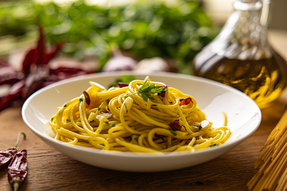A,Plate,Of,Spaghetti,Aglio,E,Olio,With,Chili,Flakes,
