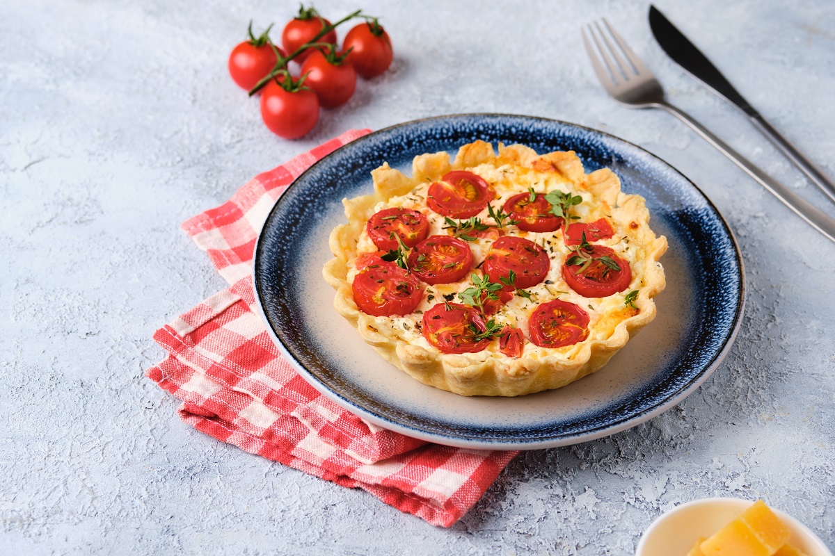 Unsweetened,Shortbread,Tartlets,With,Feta,Cheese,,Cherry,Tomatoes,And,Herbs